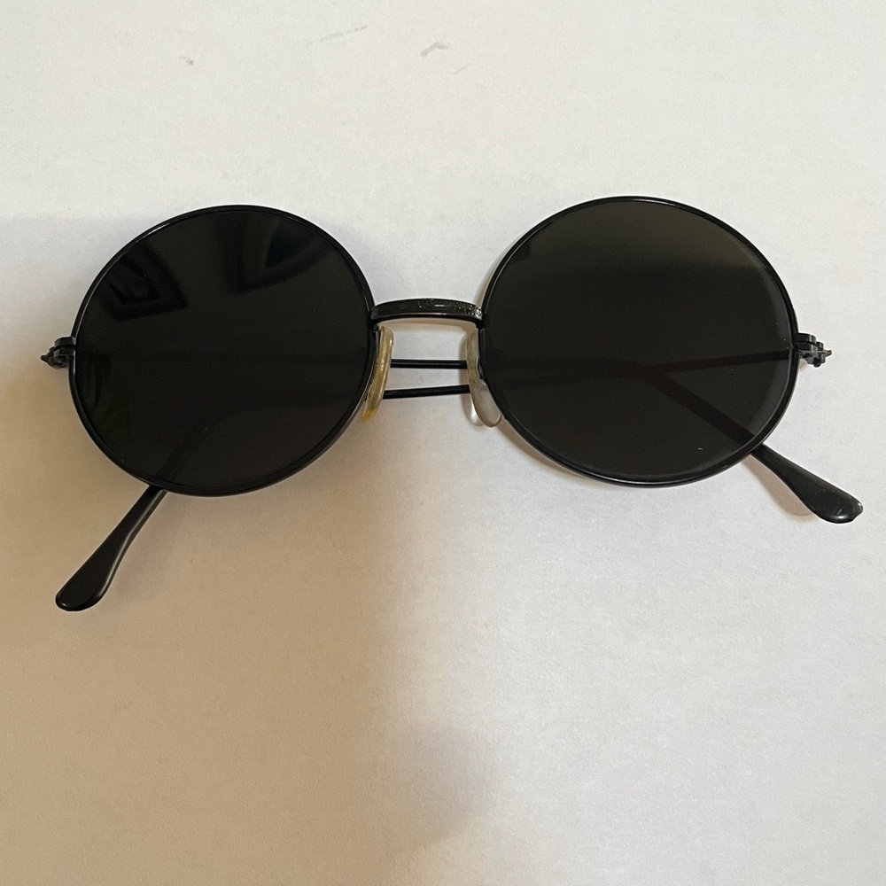 Round Black Sunglasses Men or Women’s. From late 90’s-2000’s, timeless style.